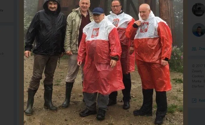 Jarosław Kaczyński i politycy PiS w patriotycznych pelerynach