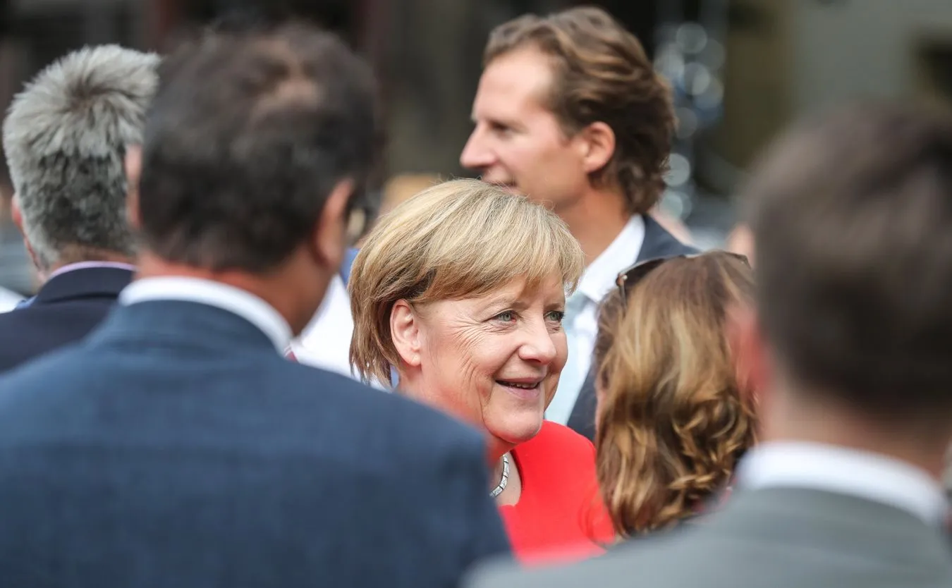 Merkel obrzucona pomidorami na wiecu w Heidelbergu. Doszło do przepychanek [WIDEO]