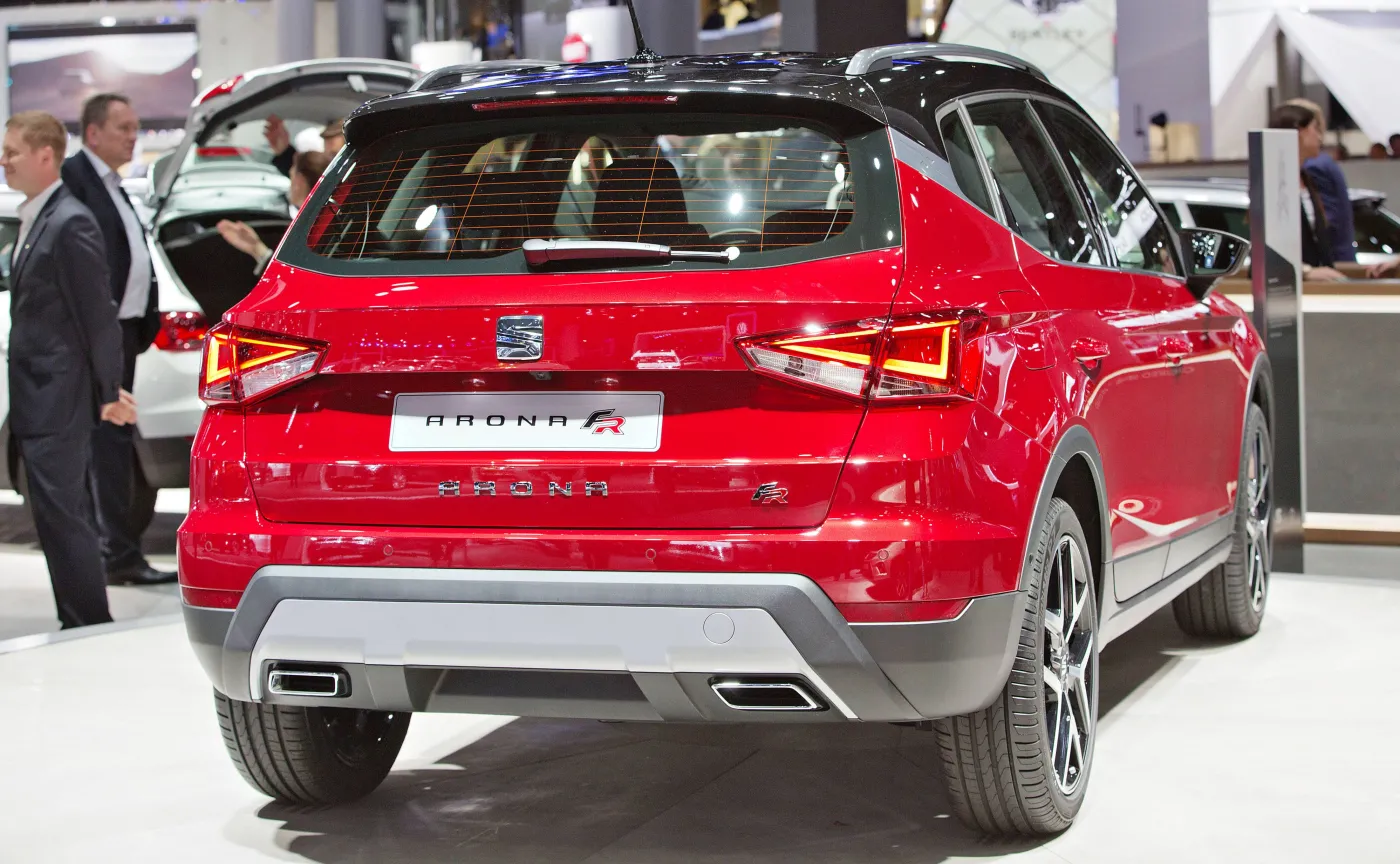 Seat arona. Wersja 1.0/95 KM przyspiesza do 100 km/h w 11,2 s, i rozpędza się do 173 km/h. W ocenie producenta średnie zużycie paliwa wynosi 4,9 l/100 km 