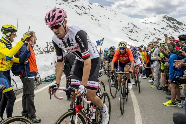 Giro d'Italia: Lider musiał się zatrzymać i iść w "krzaki". Atak biegunki mógł go pozbawić prowadzenia [WIDEO]