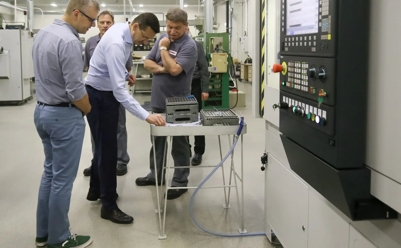 Wicepremier, minister rozwoju i finansów Mateusz Morawiecki zwiedza zakład WUZETEM w Jawczycach 