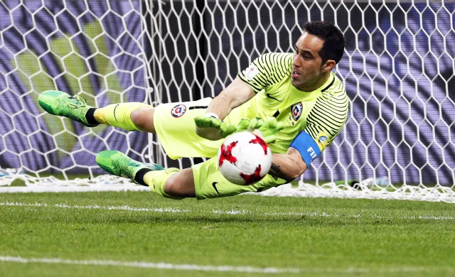 Claudio Bravo bohaterem! Obronił trzy rzuty karne. Chile w finale Pucharu Konfederacji FIFA [WIDEO]