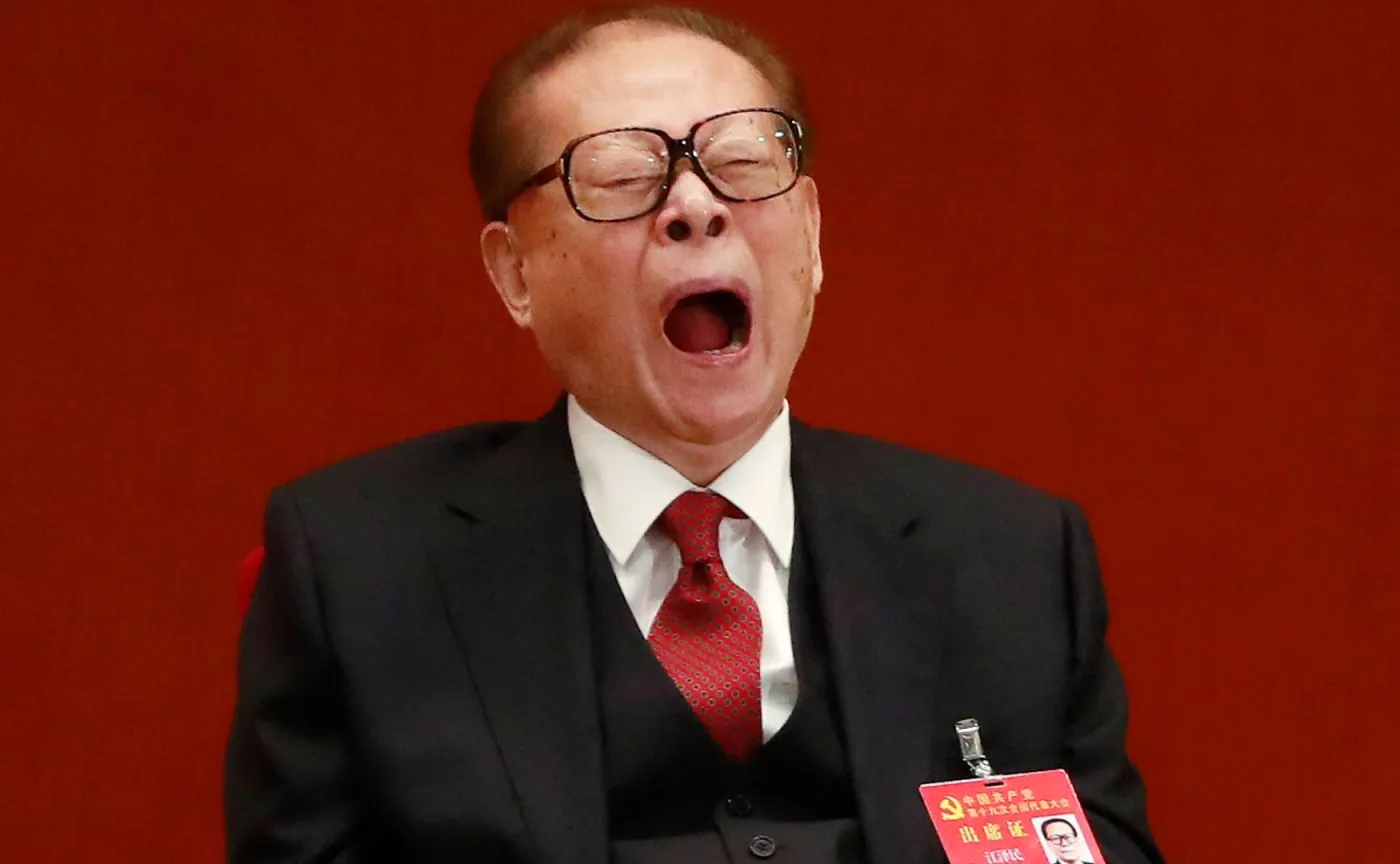 Jiang Zemin, były prezydent Chin ziewa w czasie ceremonii otwarcia 