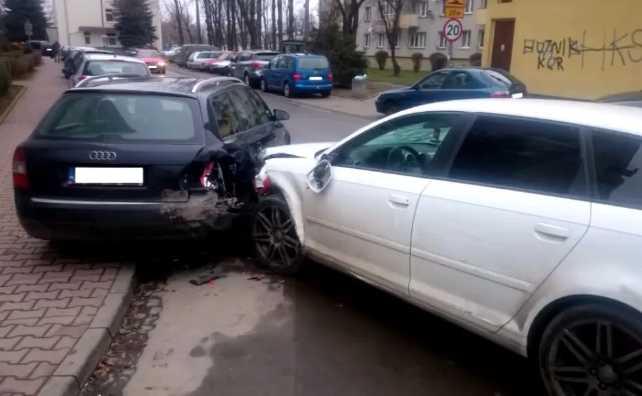 Kierowca w Krakowie zniszczył 17 samochodów i uciekł. Kamera nagrała jego szalone wyczyny