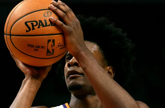 Liga NBA: Jackson ukarany za skandaliczny gest. "Strzelał" do kibica [WIDEO]