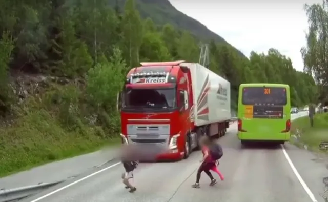 Dzieci niespodziewanie wybiegły na drogę. Zobacz, co się stało. Dramatyczne WIDEO z Norwegii