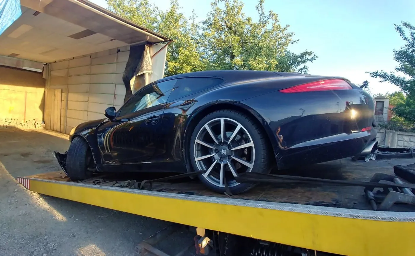 Pracownik myjni ukradł porsche i rozbił je na płocie