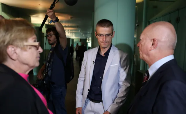 Na jego widok Komenda oburzył się w sądzie. Dziennikarz wyznaje: Zrozumiałem, że mam mu się na oczy nie pokazywać