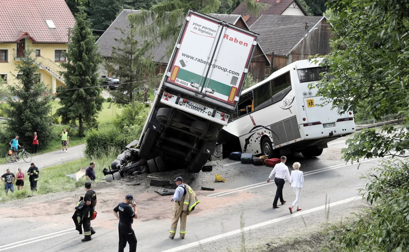 Autobus zderzył się z ciężarówką na zakopiance