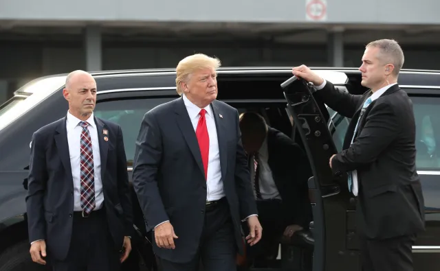 Trump zasalutował... północnokoreańskiemu generałowi. Zobaczcie minę Kim Dzong Una