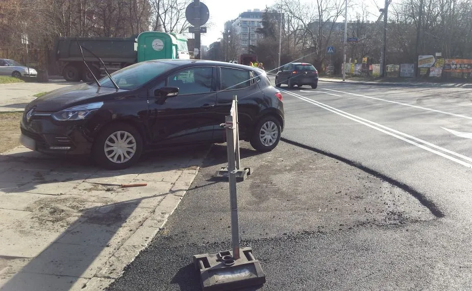 Przez pozostawione auta drogowcy nie mogli wyla