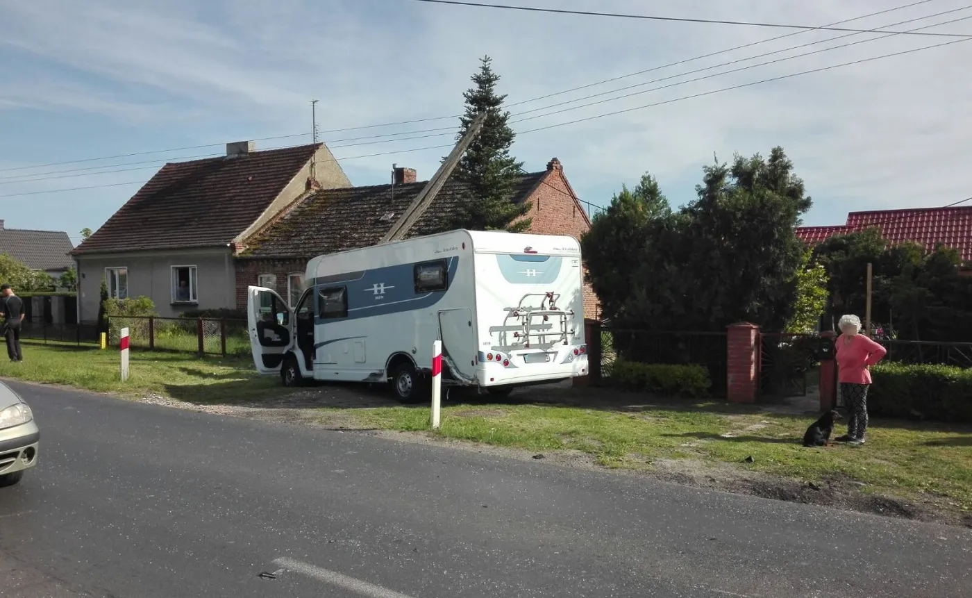 Uciekał kradzionym kamperem taranując samochody