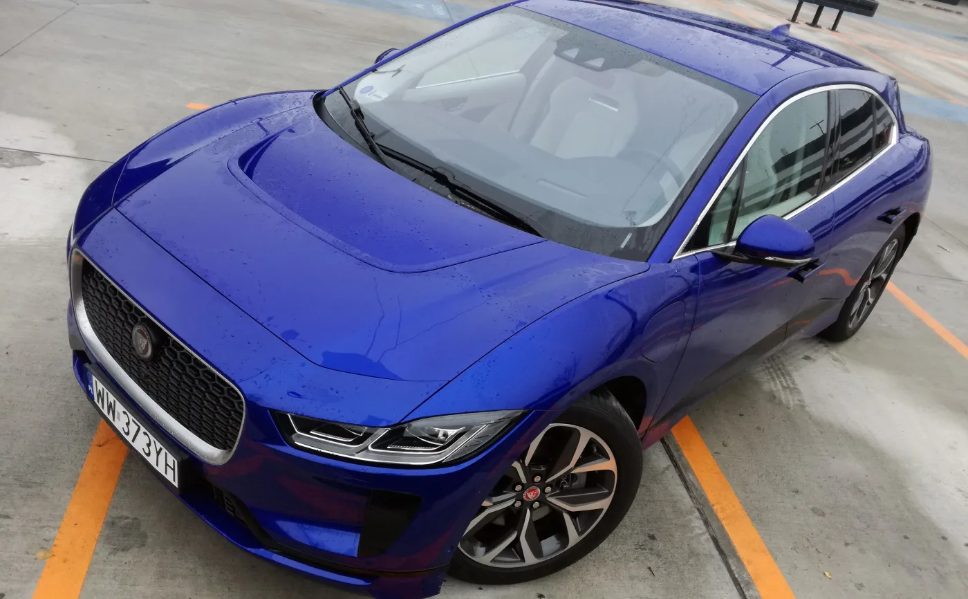 Opływowa sylwetka I-Pace przemyciła na drogi elementy zaczerpnięte z wyczynowego Jaguara C-X75 - za kierownicą tego modelu złoczyńca ścigał Jamesa Bonda w filmie Spectre