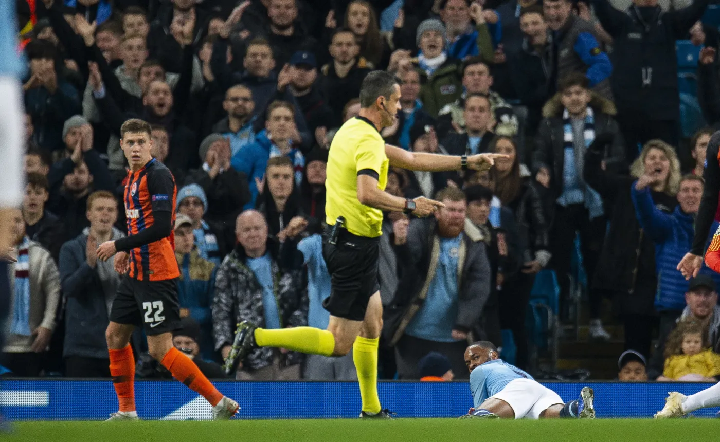 Kompromitacja sędziego w Lidze Mistrzów. Raheem Sterling się potknął, a arbiter podyktował karnego