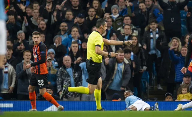 Kompromitacja sędziego w Lidze Mistrzów. Raheem Sterling się potknął, a arbiter podyktował karnego