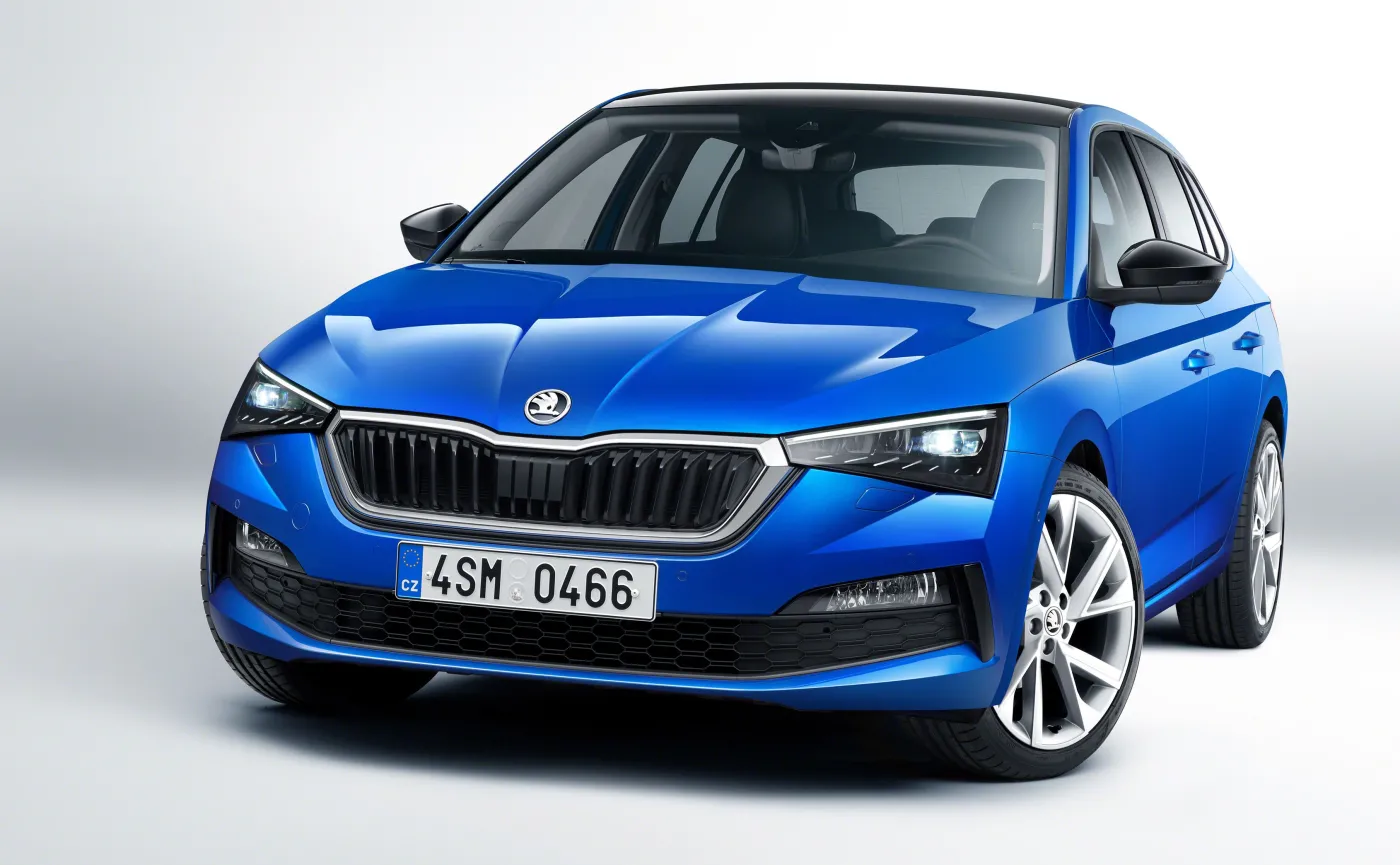 Nowa Skoda Scala na rynku zastąpi model Rapid Spaceback i stanie do rywalizacji w segmencie kompaktów. Szeroko otwierane drzwi ułatwiają zajęcie miejsca na pokładzie 