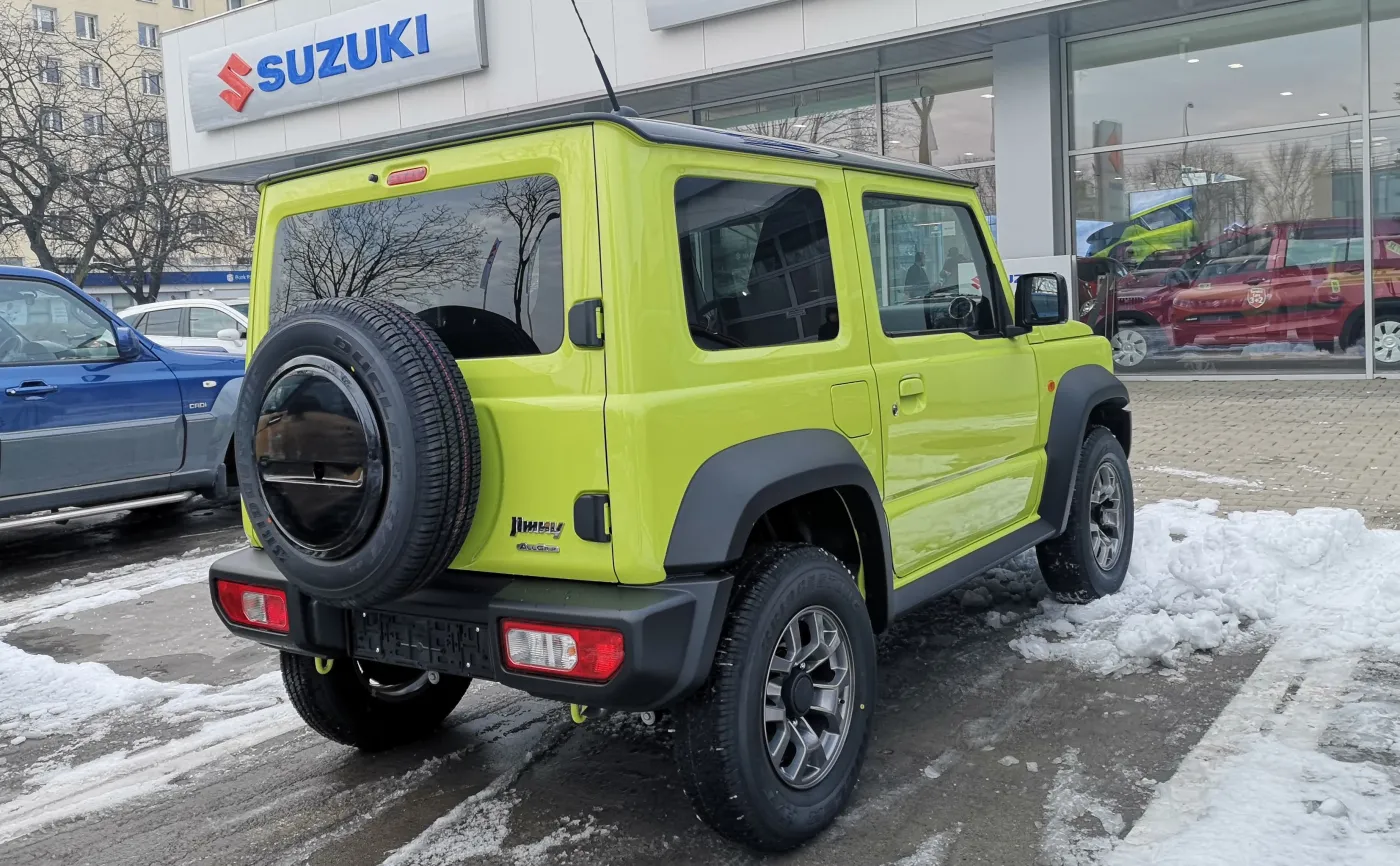 Suzuki Jimny nowej generacji na przedniej osi ma hamulce tarczowe, a na tylnej osi – bębnowe. Samochód może nie staje jak wryty, ale układ całkiem sprawnie radzi sobie z zatrzymywaniem tej lekkiej terenówki. Opony o wysokim profilu 195/80 R15 pomagają w walce z wybojami 