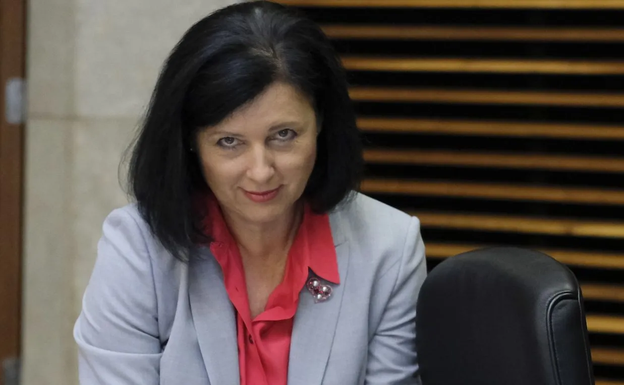 Unijna komisarz ds. sprawiedliwości odcina się od antypolskich słów Oettingera: Nie miał dobrego dnia, gdy to mówił