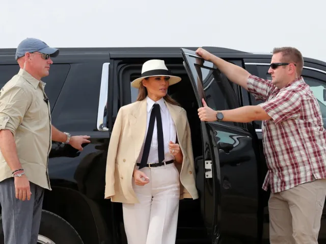 U boku męża tak nie promienieje. Perfekcyjnie wystylizowana Melania Trump pokazała w Egipcie bardzo radosne oblicze. FOTO