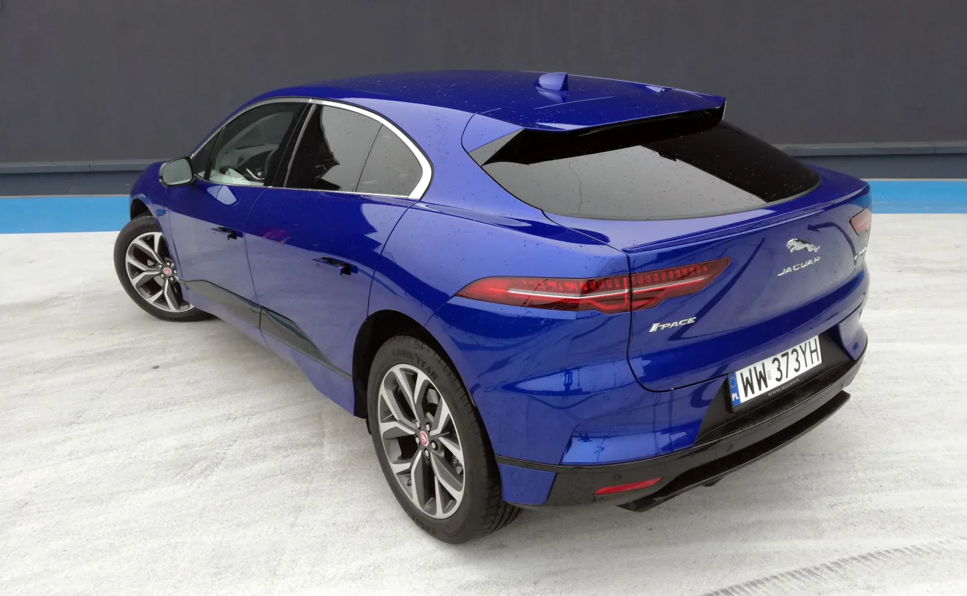 W I-Pace wygospodarowano porządny bagażnik o pojemności 656 litrów (pod podłogą 27-litrowa dodatkowa skrytka; kable można przewozić także w schowku pod przednią maską). Po złożeniu tylnej kanapy kufer rośnie do 1453 l 