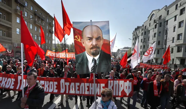 Lenin, Stalin, Al-Asad i Kadafi na sztandarach. Tak Rosjanie świętowali 1 maja [FOTO]