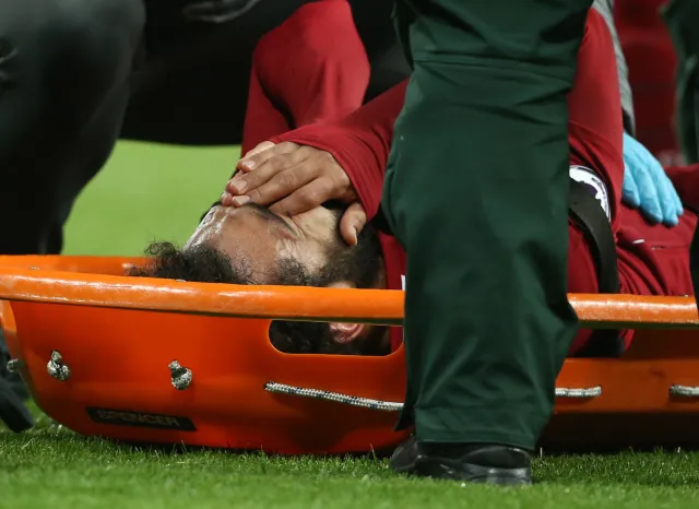 Salah zniesiony z boiska na noszach. Liverpool przynajmniej do poniedziałku liderem Premier League