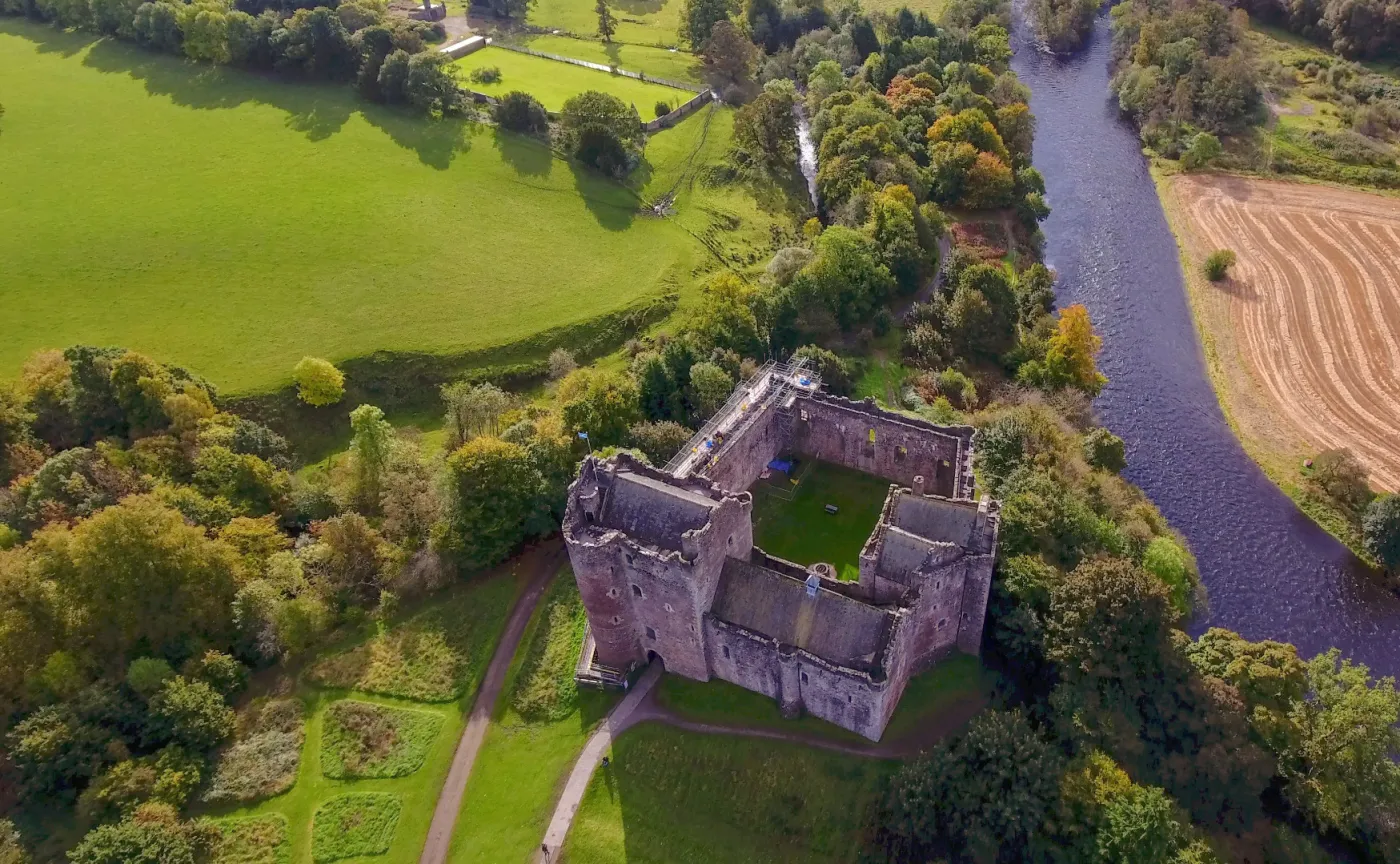 12344161-zamek-doune.jpg
