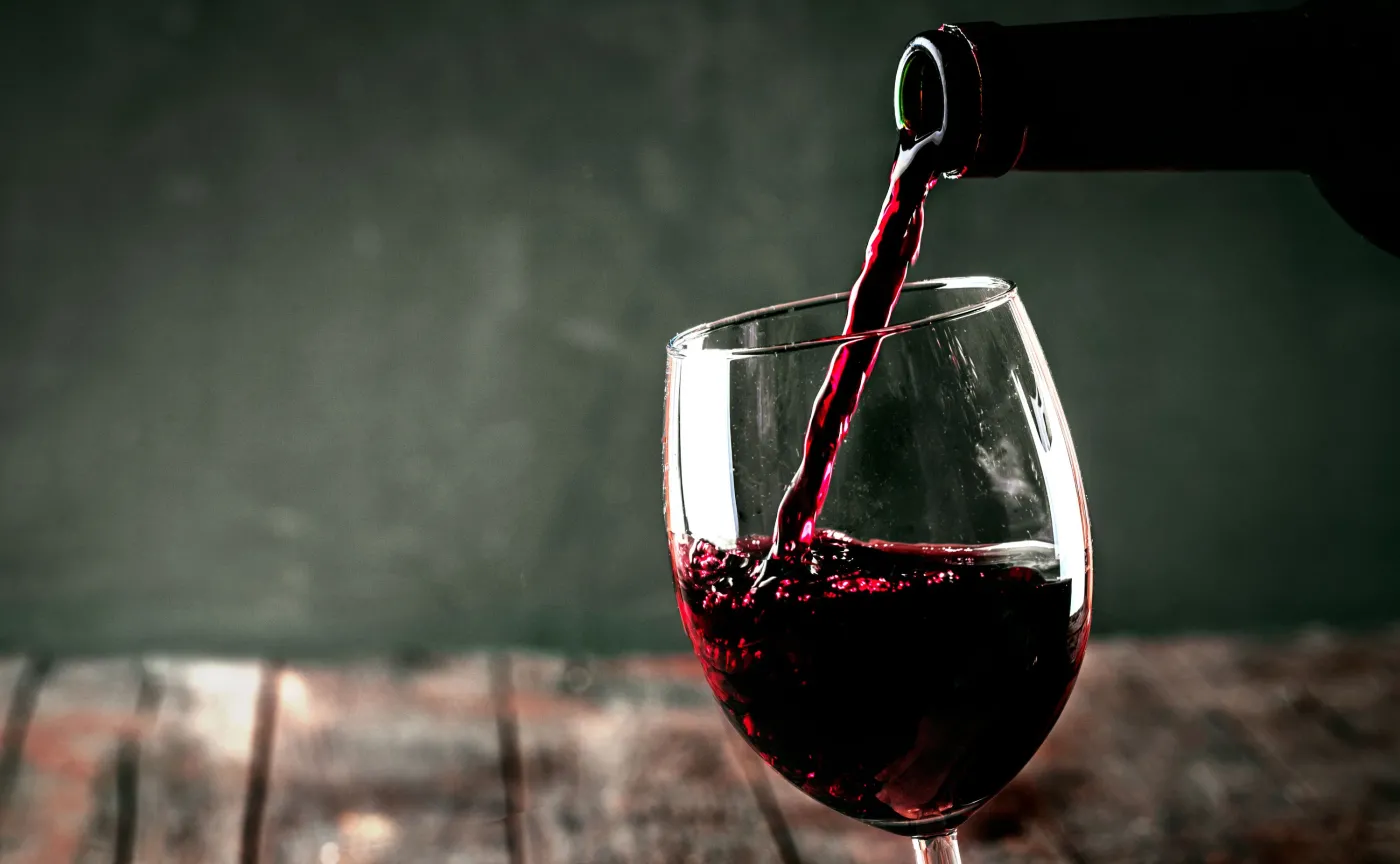 Nowe odkrycie hiszpańskich naukowców. Czerwone wino dobre na zęby