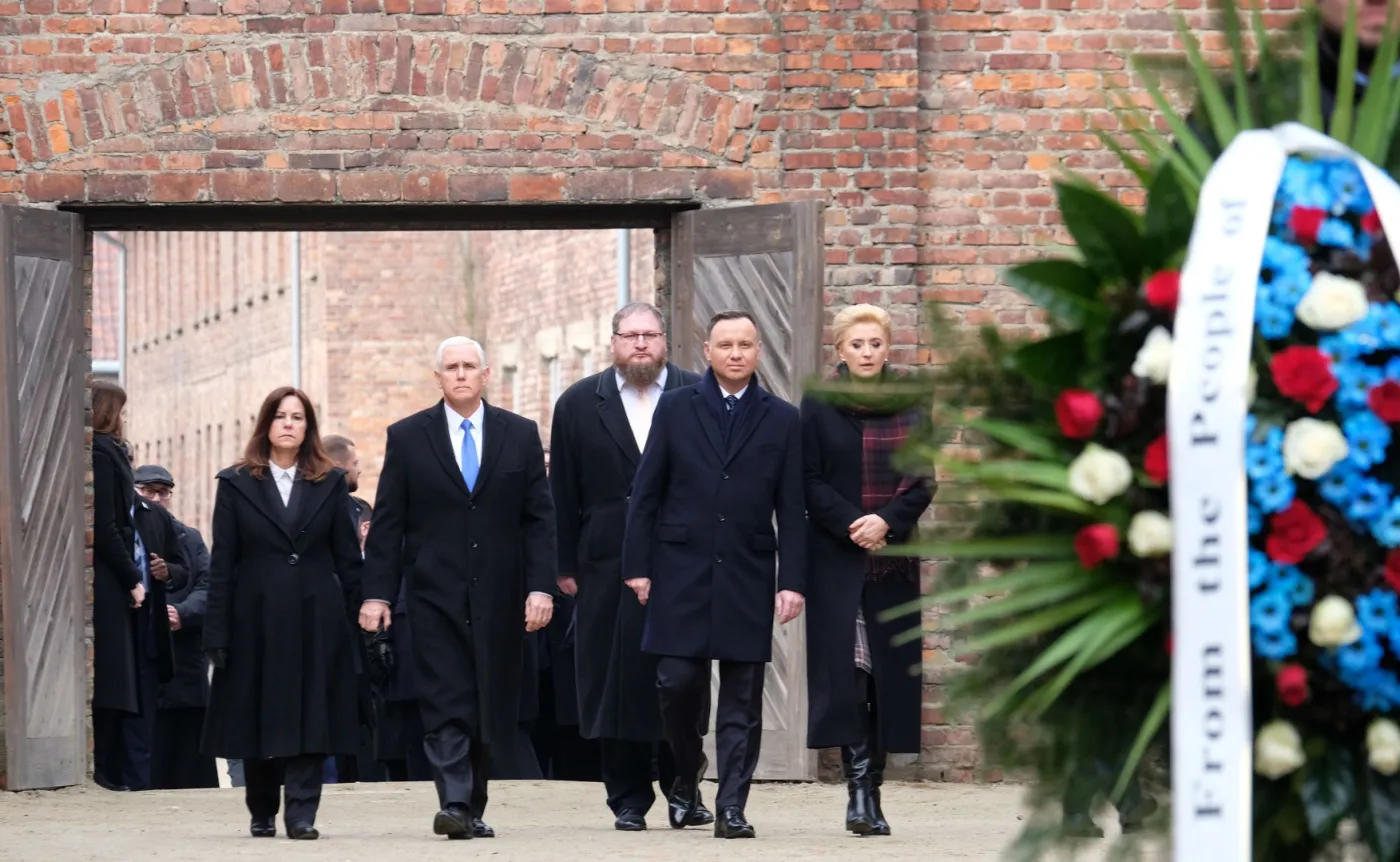 12132266-auschwitz2.jpg