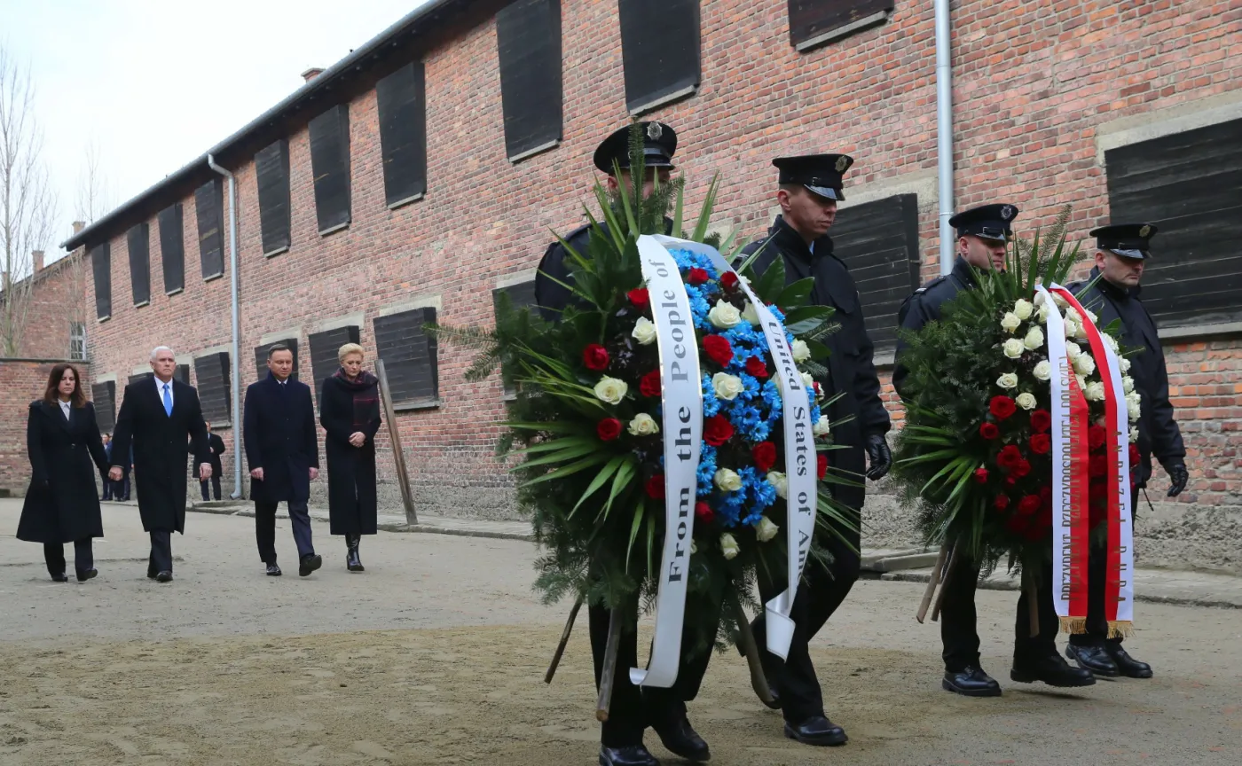 12132298-auschwitz3.jpg
