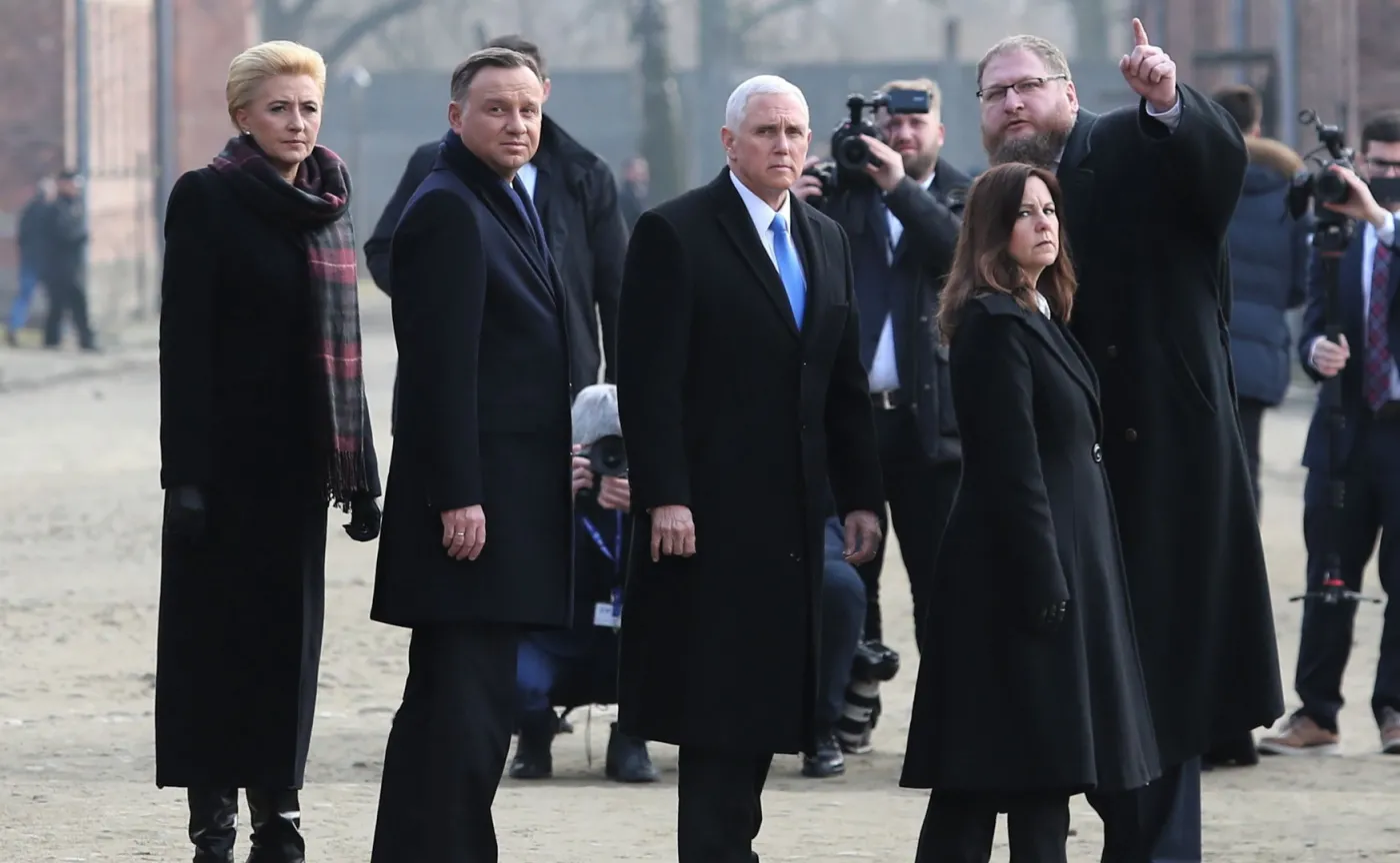 12132330-auschwitz4.jpg