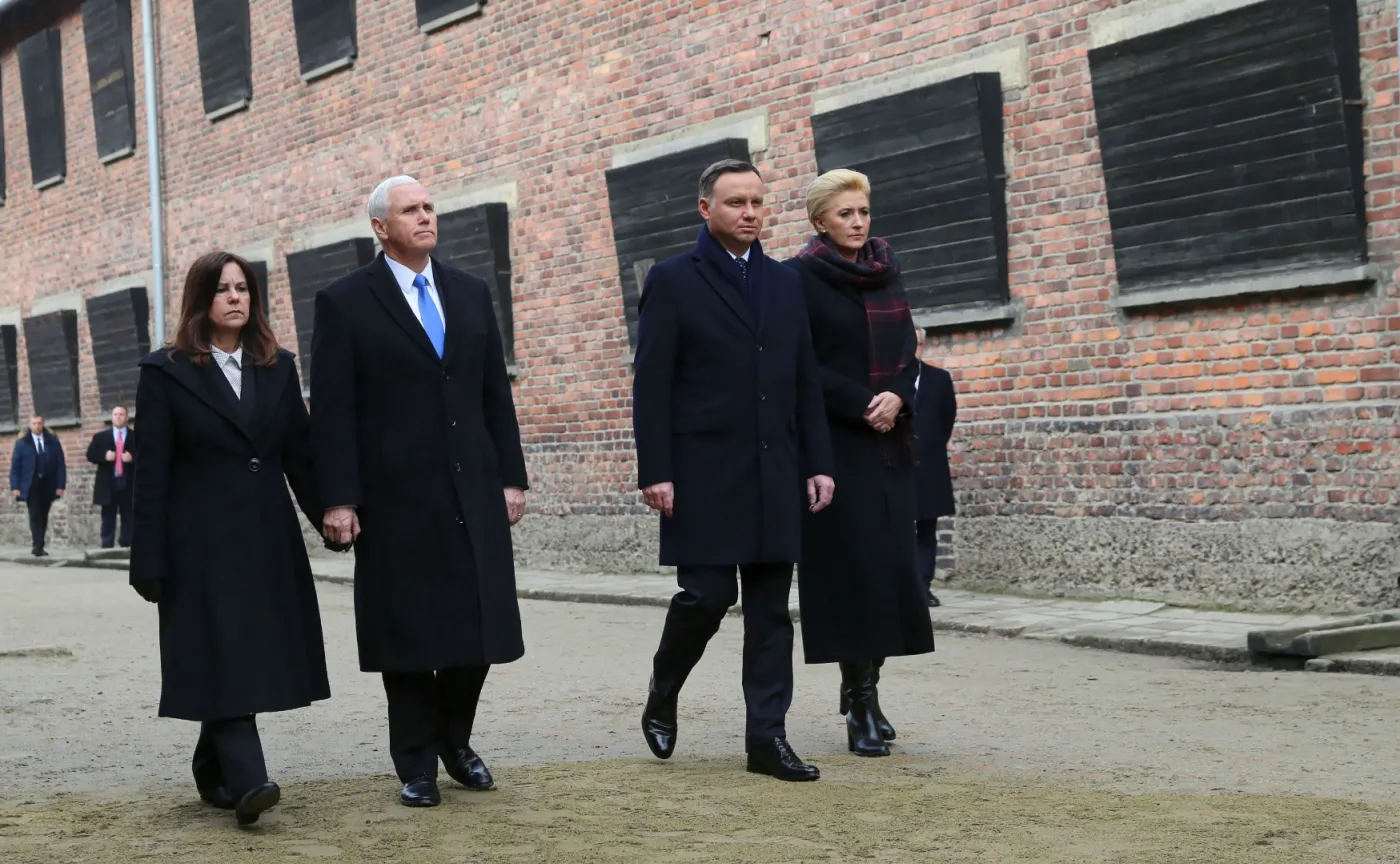 12132394-auschwitz5.jpg