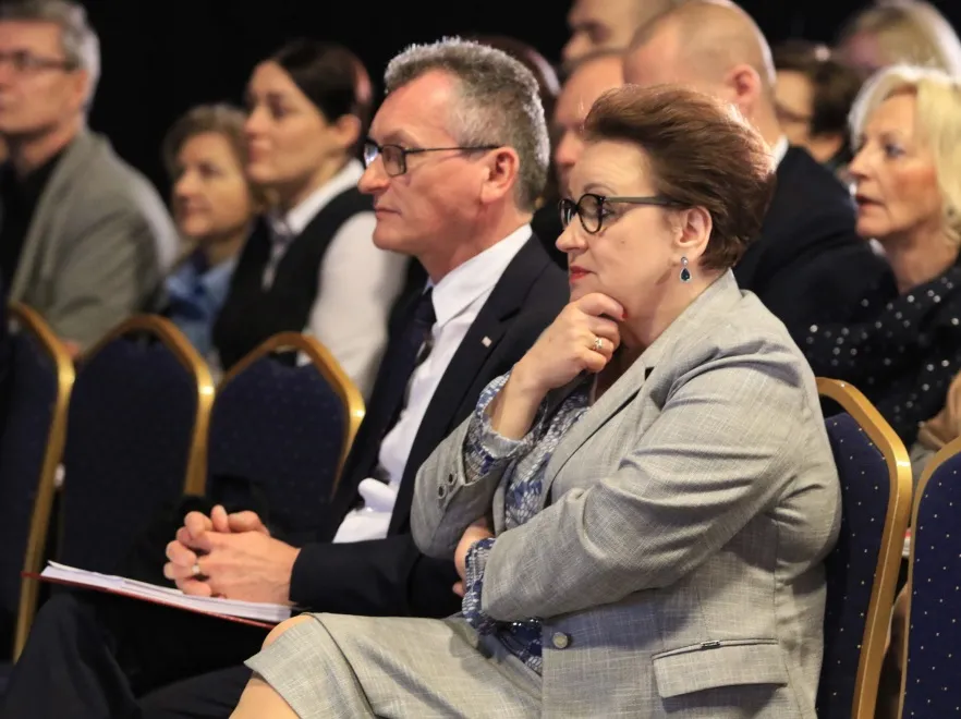 Nie do naśladowania: bardzo nietwarzowe kolory i wzory w stylizacji minister Zalewskiej. FOTO