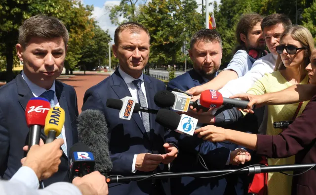 Sprawa lotów Kuchcińskiego. Posłowie PO-KO przeprowadzili kontrolę w I Bazie Lotnictwa Transportowego