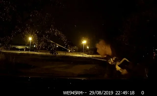 Złodziej w ukrytej kamerze. Włamał się do samochodu, a policja pokazała jego twarz