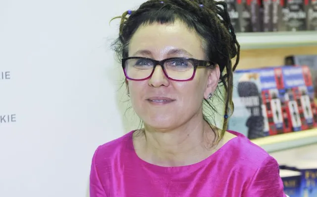 "Jadła mięso, aż jej się uszy trzęsły". Prawicowe media znalazły "haka" na Olgę Tokarczuk
