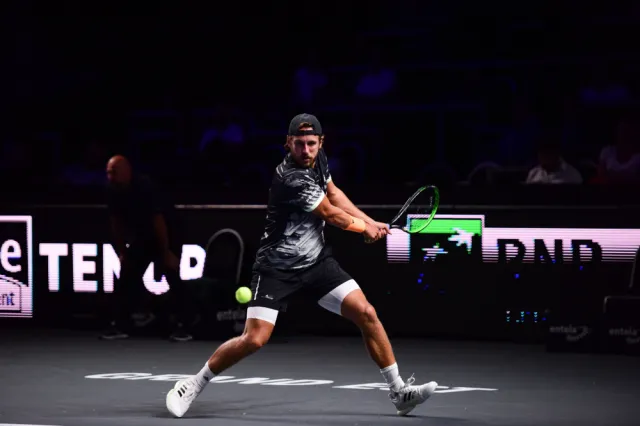 Lucas Pouille produkuje dozowniki żelu dezynfekującego
