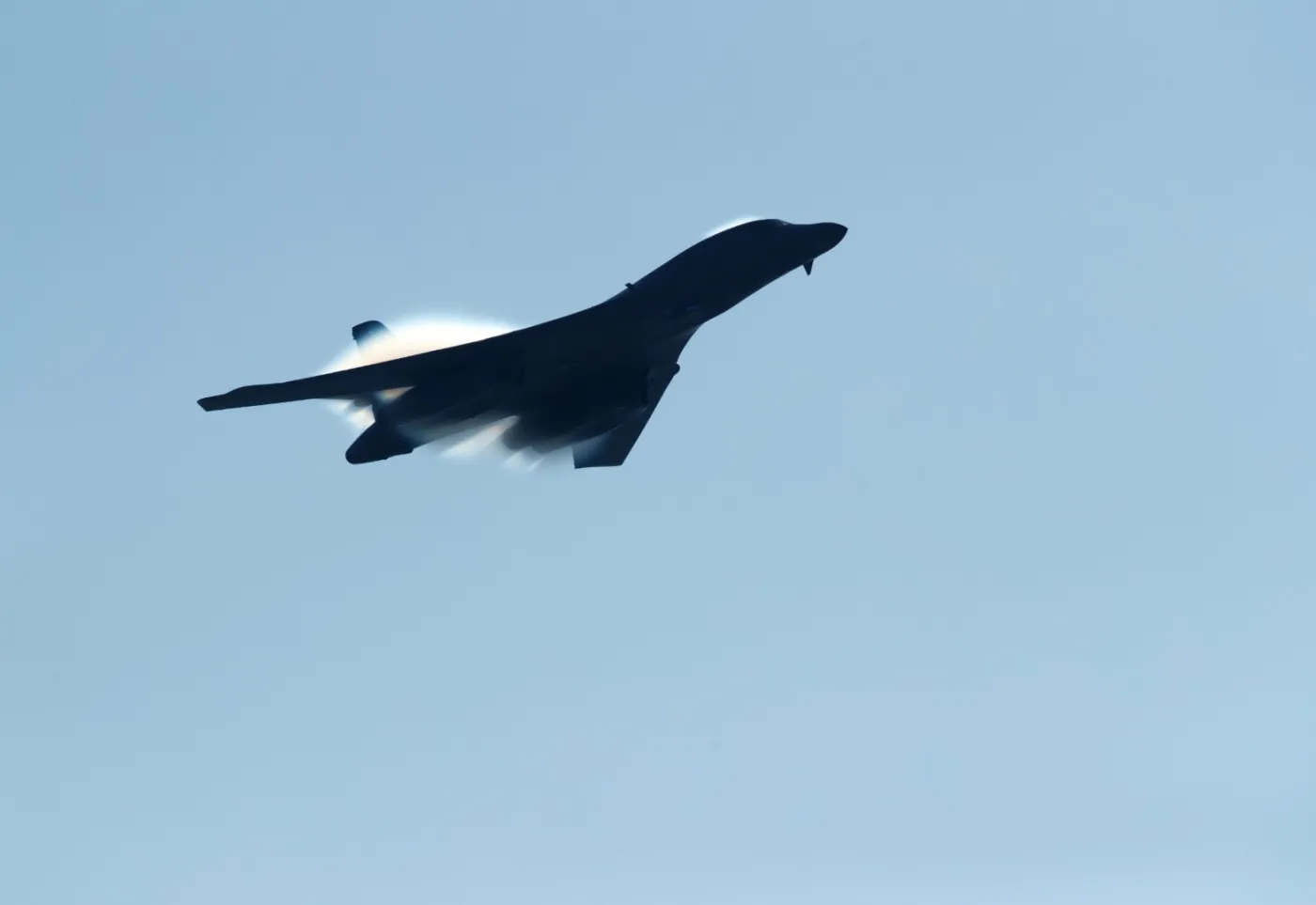 Kolejny amerykański bombowiec nad Polską. Błaszczak: Eskortowały go nasze F-16
