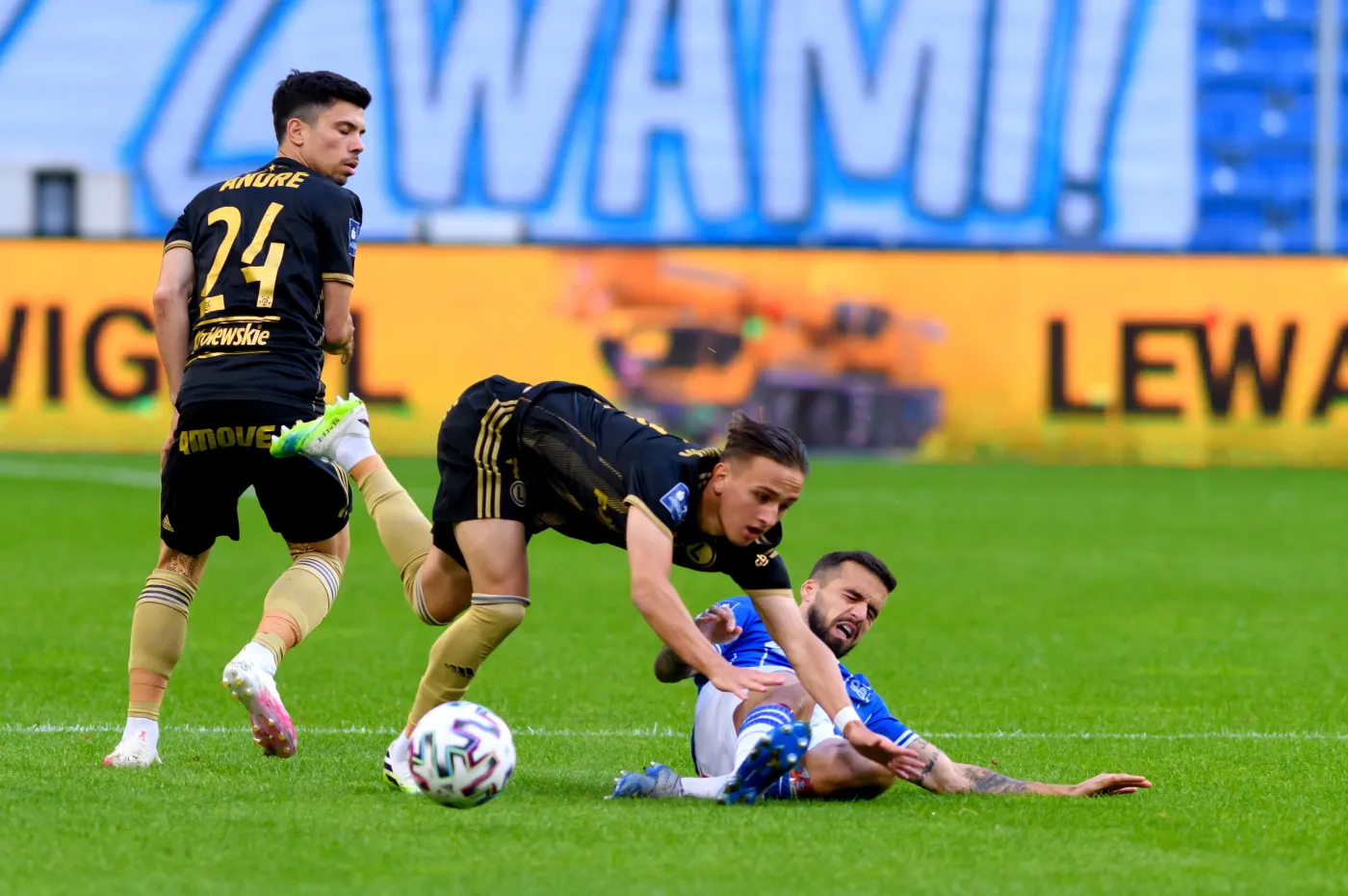 Kuriozalny gol zapewnił Legii trzy punkty w meczu z Lechem [WYNIKI I TABELA]
