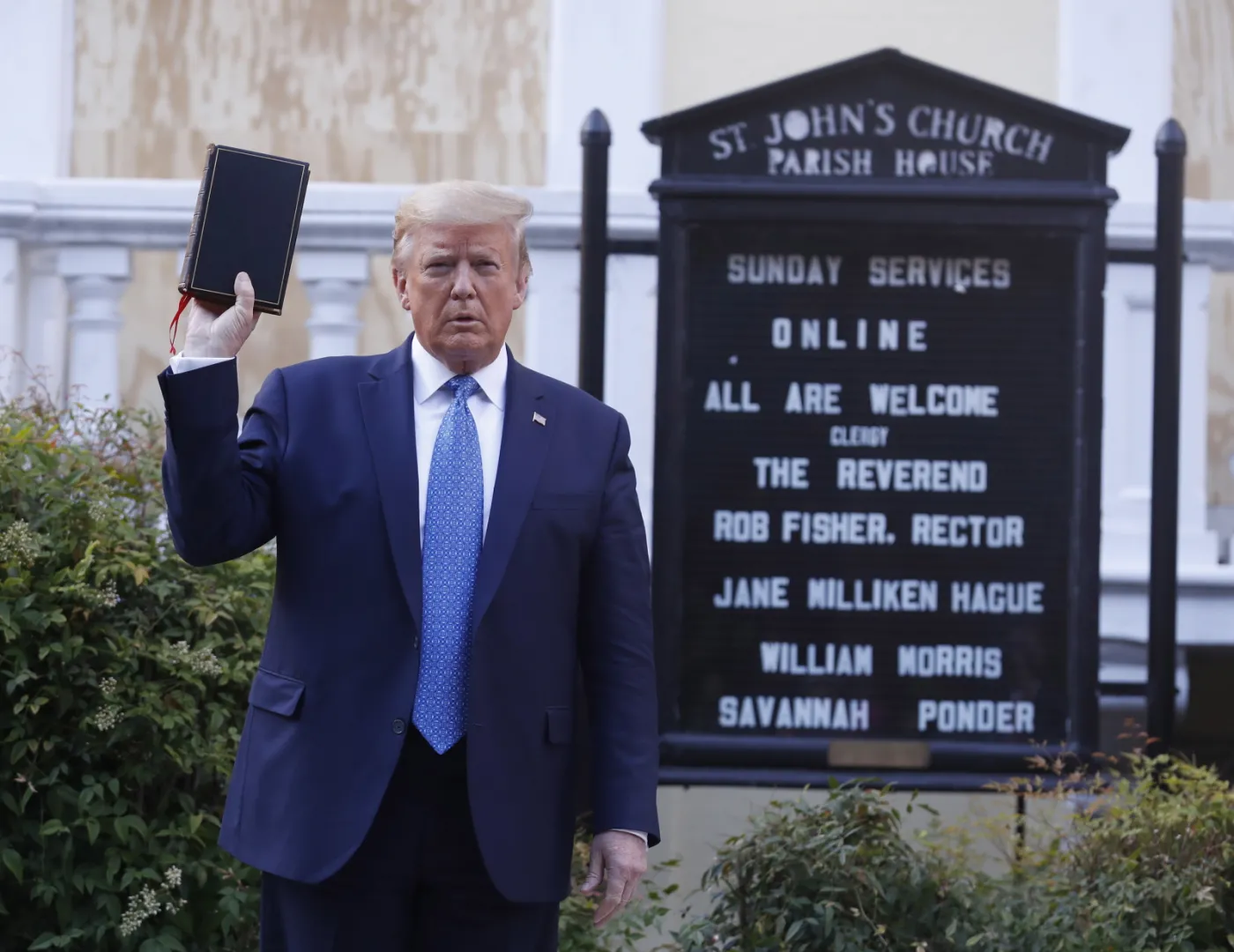 Zamieszki w USA po zabójstwie George'a Floyda. Trump z Biblią w ręku mobilizuje wojsko