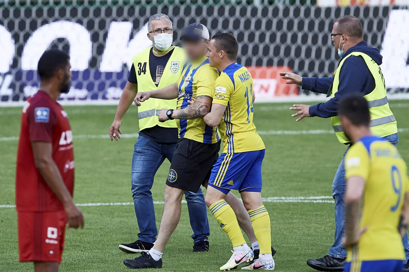 Skandal na meczu w Gdyni. Złamane zostały wszelkie zasady bezpieczeństwa
