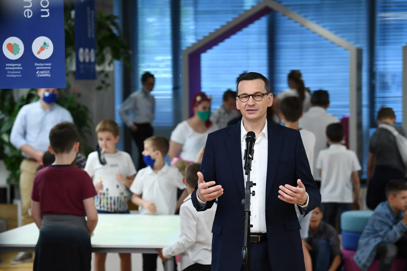 Premier o rodzicach: Muszą mieć wgląd w program nauczania w szkole