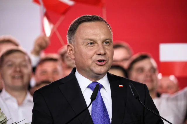 Bon turystyczny. KO: Seniorzy "najbardziej pokrzywdzeni" obietnicami prezydenta Dudy