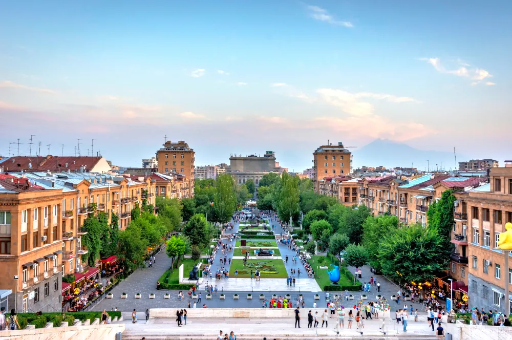 Armenia i Azerbejdżan toczą największą od czterech lat bitwę graniczną. Eskalacja odwraca uwagę od skutków pandemii.