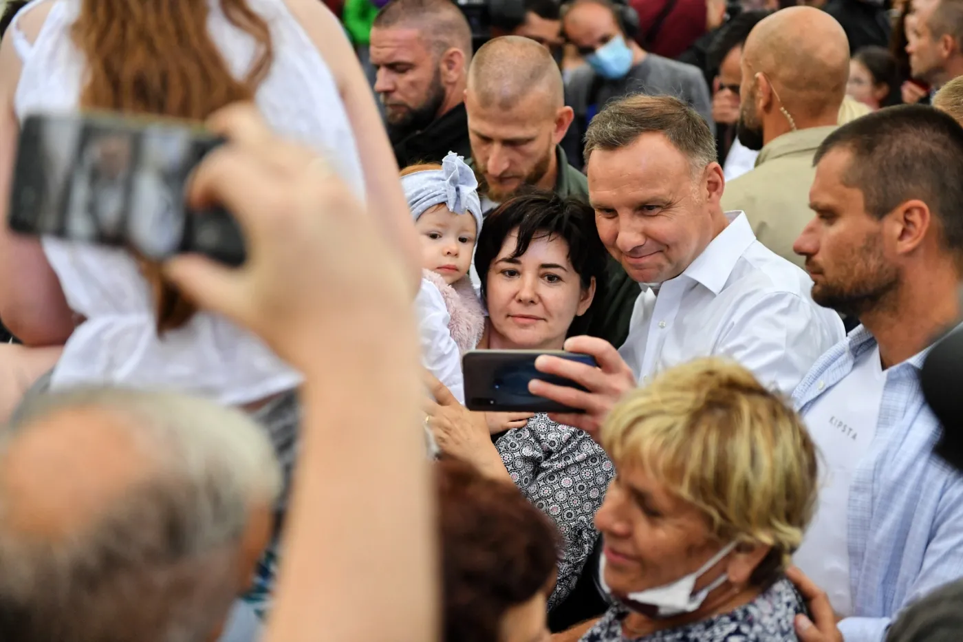 Warszawska straż miejska: Zdemontowano sześć plakatów wyborczych Andrzeja Dudy