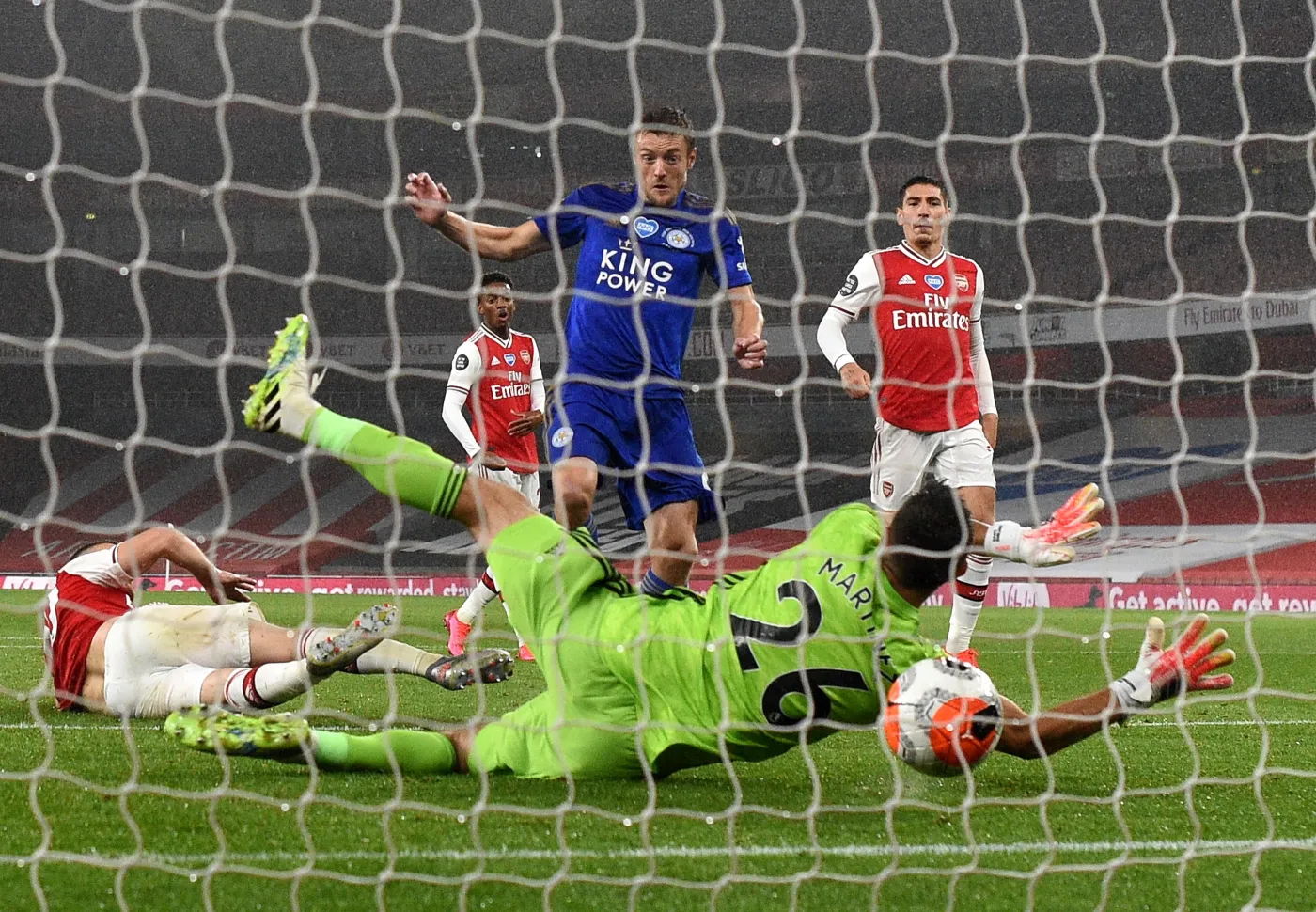Jamie Vardy strzelił 102. gola w Premier League. Chelsea wyprzedziła Arsenal