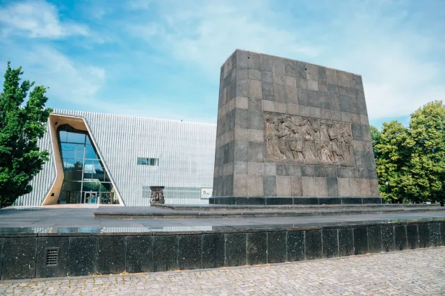 Prof. Leociak: Muranów to unikat w skali światowej. Cała dzielnica na jednym wielkim cmentarzu [ROZMOWA]