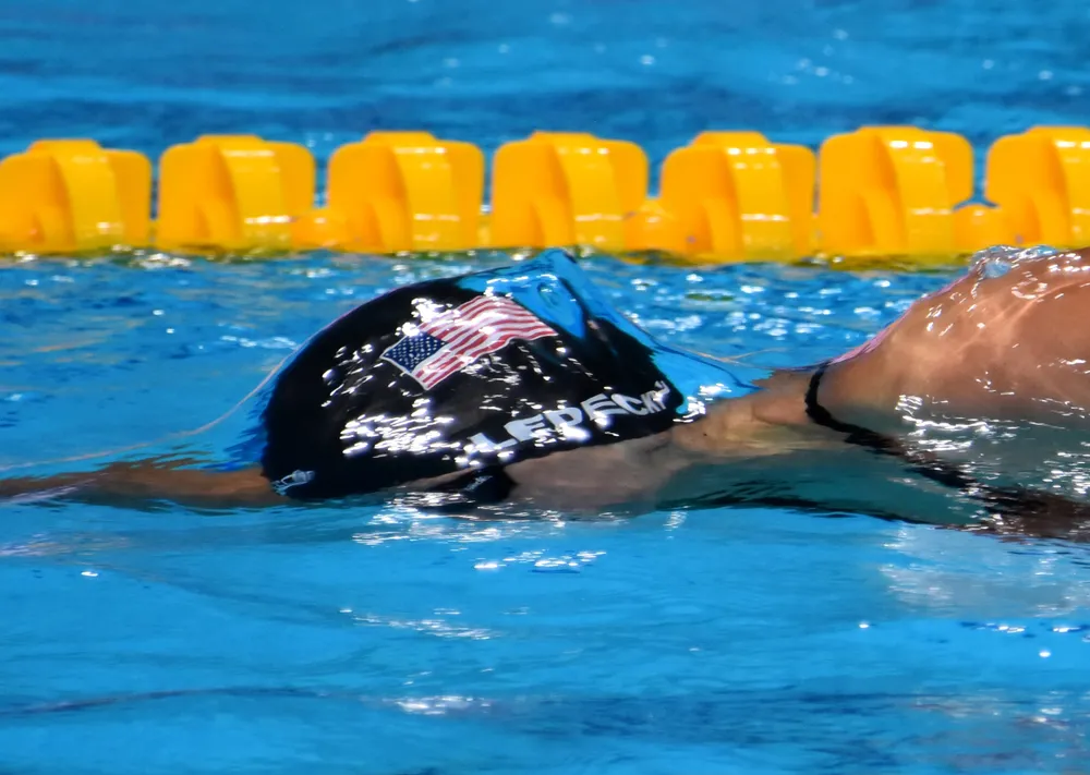 Katie Ledecky przepłynęła basen ze szklanką mleka na głowie. Nie uroniła nawet kropli
