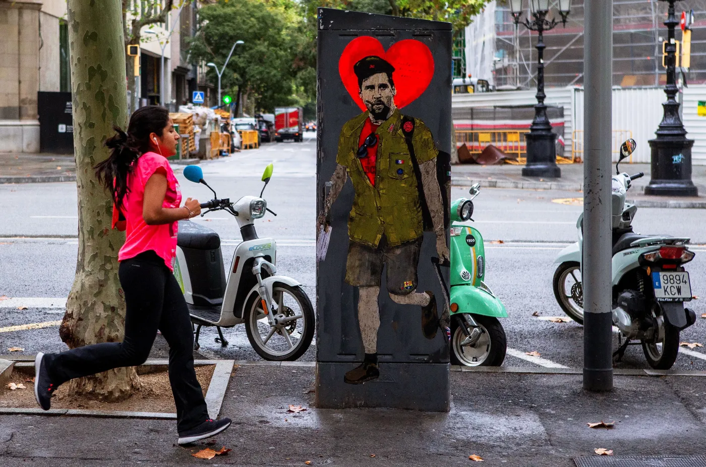 Lionel Messi na graffiti w Barcelonie w mundurze Che Guevary
