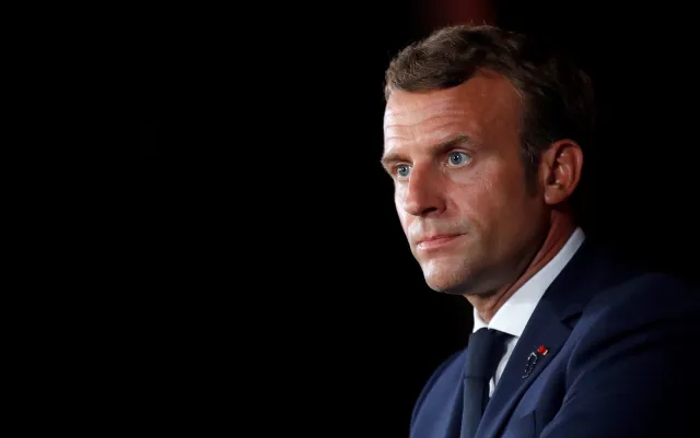 Karykatura Mahometa w "Charlie Hebdo". Macron staje w obronie magazynu